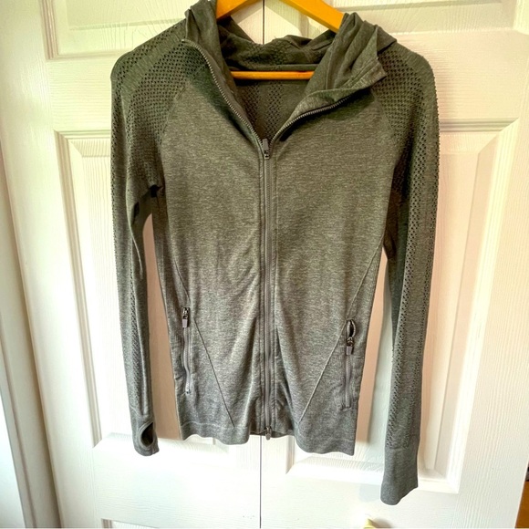 Fabletics grey size small zip up cardigan - Picture 2 of 8